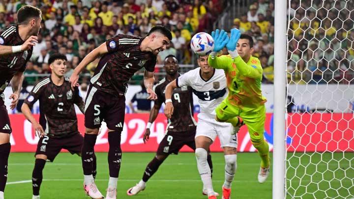 Pemain Meksiko Johan Vasquez  dan Julio Gonzalez saat melawan Ekuador pada pertandingan Copa Amerika di State Farm Stadium. Kredit Wajib: Daniel Bartel-USA TODAY Sports