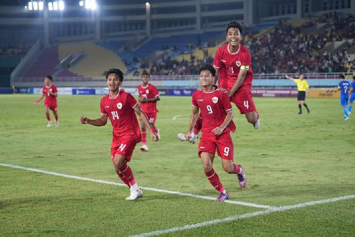 Fabio Azka Irawan (14) ikut merayakan gol Timnas U-16 Indonesia ke gawang Singapura U-16 dalam laga Grup A ASEAN U-16 Championship 2024 di Stadion Manahan, Solo, 21 Juni 2024. (Dok. PSSI)