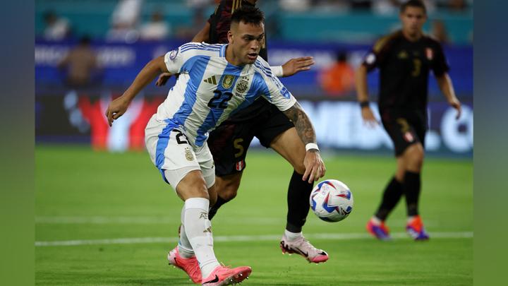 Aksi pemain timnas Argentina, Lautaro Martinez saat menjebol gawang timnas Peru dalam laga penyisihan grup A Copa America di Hard Rock Stadium, Florida, AS, 29 Juni 2024. REUTERS/Agustin Marcarian