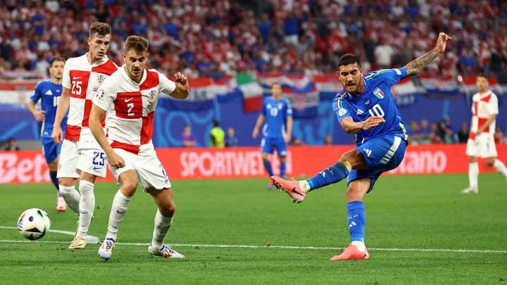 Pemain Italia Lorenzo Pellegrini melakukan tendangan ke gawang Kroasia dalam pertandingan Grup B Euro 2024 di Stadion  Leipzig, Leipzig, 25 Juni 2024.REUTERS/Lisi Niesner