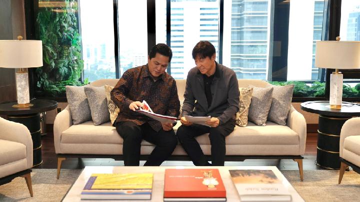 Pelatih timnas Indonesia, Shin Tae-yong (kanan) bertemu dengan Ketua Umum PSSI Erick Thohir di Jakarta, Rabu, 13 Maret 2024. Kredit: Tim Media PSSI.