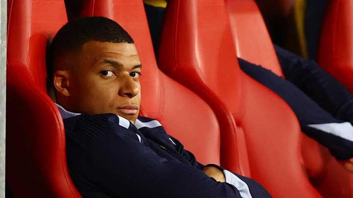 Ekspresi pemain Prancis Kylian Mbappe saat duduk dibangku cadangan ketika melawan Belanda dalam pertandingan Grup D Euro 2024 di Stadion Leipzig, Leipzig, 22 Juni 2024. Mbappe tidak dimainkan pada laga ini karena mengalami cidera patah hidung saat melawan Austria. REUTERS/Kai Pfaffenbach